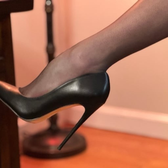 Black lace top thigh high stockings - Picture 10 of 12